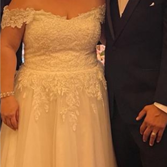 Beautiful Wedding Dress - Picture 3 of 9